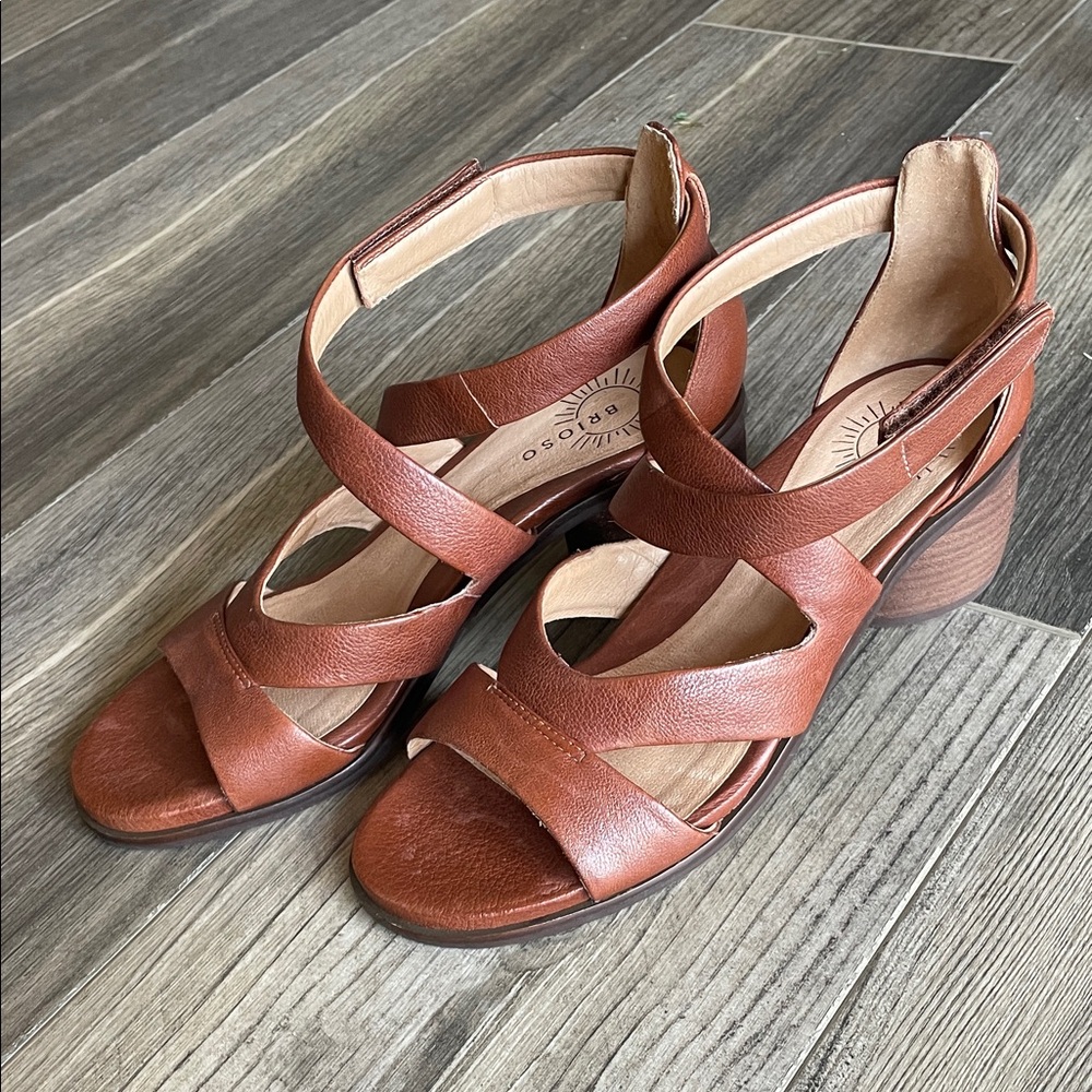 Brioso  Brown Leather Strappy Heels sz 8M